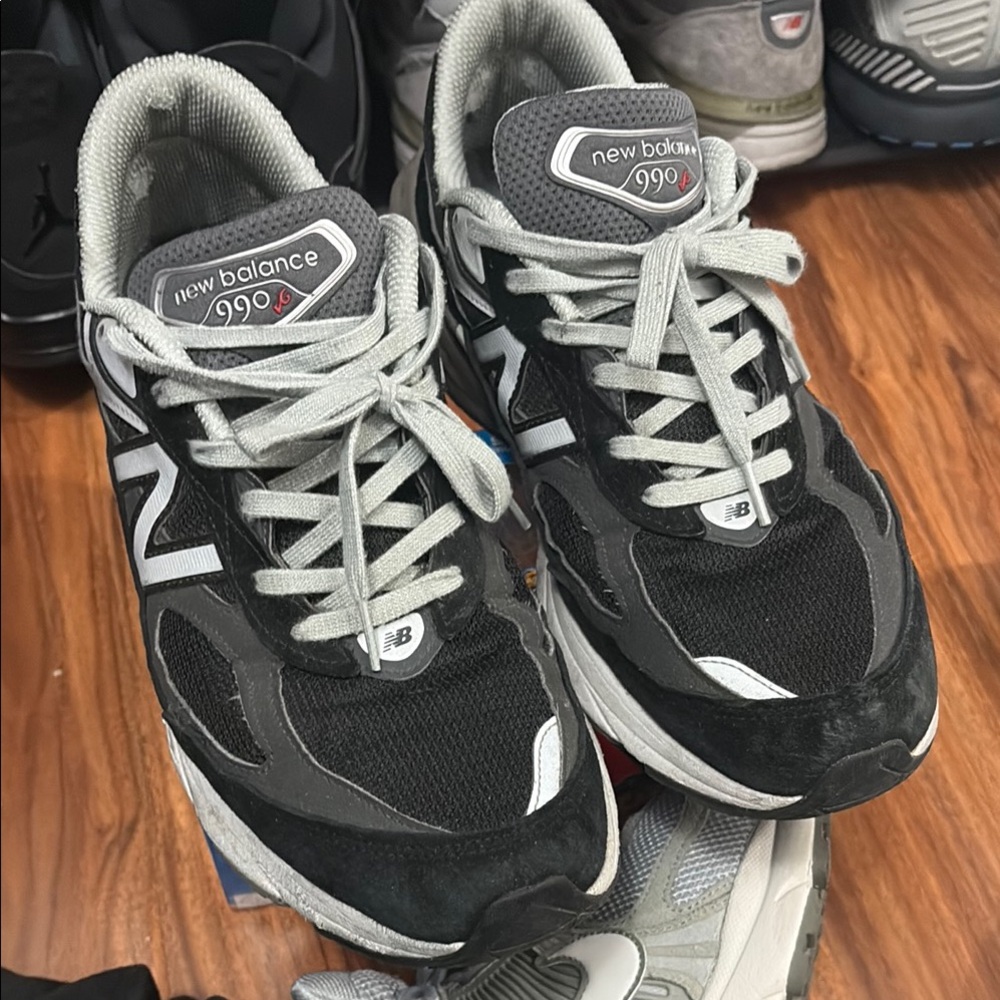 New Balance Men's Black and Gray Sneakers